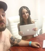 странно ... тот что справа - прикрыл титьки, тот что слева (а там по ходу на размер больше) наоборот в камеру сунул свою жирную ТИТЯРУ!