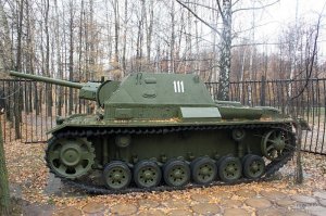 А так же были конверсионные образцы.
Самоходка СУ-76и была конверсией трофейного танка PzKpfw III путем снятия башни и установки артиллерийской рубки с отечественным 76,2-мм орудием. Такое решение было принято из-за нехватки трофейных снарядов калибра 50 мм.