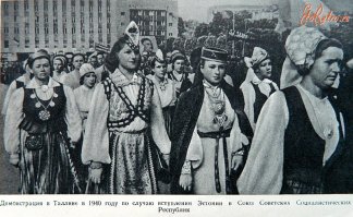 И хоть бы один НКВДист с ППД в толпе.