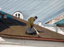 что здесь такого? подметает перед покраской, высота метров 3, мы детьми, по таким крышам в салочки бегали/играли