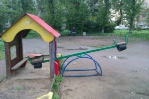 Зато в дождь бошка сухая останется, а у того, кто справа - нет :)