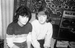 Я бы эту фотку назвал "В гостях у мажора". На заднем плане просматривается не хилый такой Шарпец, если не ошибаюсь "777". По тем временам неимоверно круто! У кого-то из этих двоих родоки в "Внешторге" работали)))