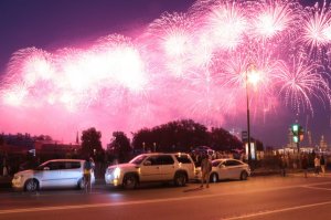 а так было с другой стороны =))) людей просто море !!! подойти к парапету не реально было, отошли к музею артиллерии видно было только салят, но красиво было ужас