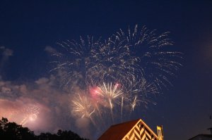 а так было с другой стороны =))) людей просто море !!! подойти к парапету не реально было, отошли к музею артиллерии видно было только салят, но красиво было ужас