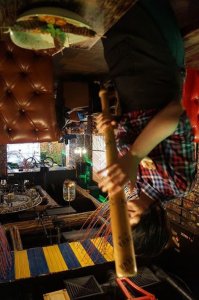 Зачем девушкам-официанткам биты?