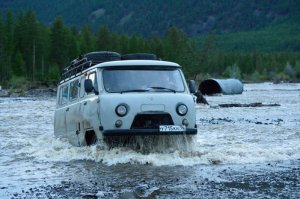 трубу ему под дорогу не положили, вон труба с права на заднем фоне