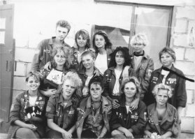 в левом нижнем углу маленький щен улыбается)))