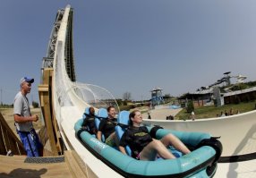 ... топать пешком на 17 этаж, как то не комильфо, это отстегнет от аттракциона многих женщин и людей старше среднего возраста, не говоря уже о толстяках, коих в США пруд пруди  :) 
Непонятно почему в описании говорится о 4х человеках на плоту, а на фото 3? :)