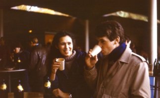 Судя по соседям и пустым бутылкам на столиках, пьют люди далеко не кофе между парами :)
Этикетки похожи на пиво ячменный колос