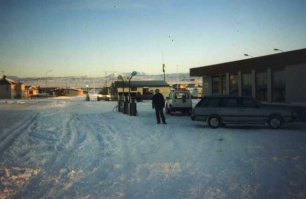 Классная страна!  В 2001-ом заканчивал я рейс в Канаде, купил без пошлины ящик водки (12 бутылок) где-то за 80-100 баксов. В одном из портов Исландии обменял этот ящик на четырёхлетнюю ваз 2109. Продал машину в Мурманске за 1500 долларов. Люблю Исландию )
Пы Сы  сорри за качество фотки,то ещё был Кодак ))