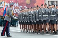 Солдатка на первом плане ( БАБЫ ПО СЕРЬЁЗНЕЕ )
