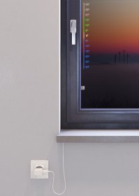 Итак, отображение температуры на стекле – это ничто иное, как лазерный рисунок. Он выполнен в виде сияющей разными цветами прямой линии – той самой вертикальной шкалы. Сам датчик температуры (по-другому термометр) располагается снаружи помещения, то есть, на улице. Там же закрепляется и датчик освещенности – он нужен для того, чтобы регулировать яркость изображения шкалы на стекле. Так, к примеру, ночью светодиоды горят тускло – не мешая вам спать, а днем – более ярко. Разумеется, по желанию, вы можете когда угодно вообще выключить индикатор, и изображение на окне пропадет.
Индикатор может работать в нескольких режимах – отличаются они лишь тем, в каком виде вы наблюдаете шкалу температуры на окне. В линейном режиме загораются все светодиоды от минимальной температуры (то есть от – 30 градусов) до текущей. При включении точечного режима показывается только текущая температура, то есть, при взгляде на окно вы увидите одно-два деления, подсвеченные соответствующим цветом, и цифру на шкале, показывающую температуру на улице. Третий режим – тестовый, он нужен для того, чтобы проверить, работает ли индикатор. Обо всех тонкостях работы MeteoGlass вам более, чем подробно расскажут техники, которые приедут устанавливать у вас дома индикатор погоды. И, разумеется, вручат инструкцию по пользованию девайса, к счастью и с большой редкостью, написанной очень понятным языком.