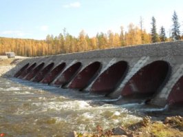 Женя, причём тут шестиполосный автобан?
если комплексные изыскания проведены в необходимом объёме и качественно у проектировщиков будут все необходимые данные для проектирования переходов через водные преграды! и будет не просто 5 камазов и труба брошенная на авось, а вполне капитально сооружённый переход. простой пример на ВСТО, переход через реку Селигдар, капитальная насыпь, уложено порядка десяти труб двухметрового диаметра и никаких размывов!