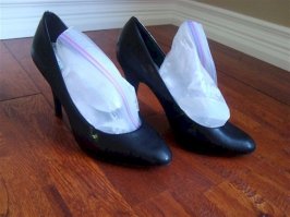 корявый перевод и автор дебил , в туфли ставят воду , а потом туфли в морозилку , вода замерзает и расширяясь раздвигает стенки туфель.