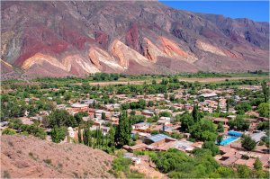 Нет, это действительно такой разноцветный песчаник. Второе место с такой геологической структурой находится в Южной Америке, возле города Хухуй.