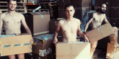 Швейцарская художница предложила всем желающим потрогать ее половые органы и грудь