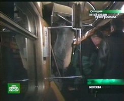 ой дикие люди ! Им бы  в Москву-  прирьщатся к цивилизации   ! Вот где размах и маштабы !
подумешь  задралась железка в туннеле.. у нас  пол  вагонов  рассчитан  так чтобы  задранная  на встречу арматура не пробила. 
Вот  другое  дело сваи !!!