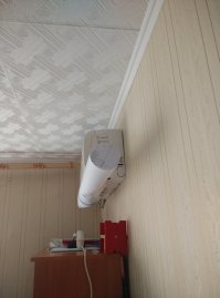 Дома у себя соорудил. Зато в рыло не дует когда на диване перед теликом сидишь! А в жару эстетика ничто, прохлада всё!!))