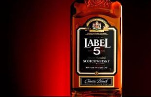 Label 5 – современный шотландский виски с демократичной ценой для открытых, дружелюбных людей всех континентов, для которых мир не имеет границ. Оригинальные и классические коктейли на основе этого высококачественного виски сделали Label 5 фаворитом в барах и клубах. Он также легко пьется и в чистом виде и со льдом. Label 5 входит в десятку популярнейших виски мира, его пьют более чем в 100 странах. Особое признание он получил в стране винных гурманов Франции.Не такой дорогой,около 1500р за 1л.Приятный вкус,девушки тоже пьют с удовольствием!!!