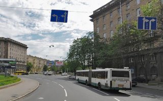 Мне кажется, солярис виновен. Рег ехал в третьем ряду, откуда направо нельзя, и перед самым съездом резко перестроился во второй и потом повернул. Но это не запрещено, разметку он не нарушил.Если в этом втором ряду в это время ехал бы солярис, то рег его ударил бы правым боком, или солярис его в зад догнал бы. А поскольку рег уже повернул и ехал по съезду, когда солярис в него впаялся, то это значит, что красненький троллейбус справа по первому ряду объехал, и при повороте действительно вынесся регу в бочину в левый ряд.
Хотя я совсем не одобряю манеру езды рега - ну куда так гнать? Заранее перестроиться слабо? Явно сначала собирался во второй съезд, на Краснопутиловскую, а потом резко передумал и шарахнулся на Стачек  в последний момент...