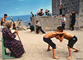 Типичные россияне

Обычный тихий вечер в российской деревне. Мальчишки решили поупражняться в борьбе, бабушка одного из них выступила судьей.