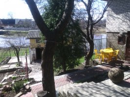 Дом родителей на берегу реки, каждый вечер отдыхающие. И на берегу чисто. Ибо ничто так не поддерживает чистоту, как доброе слово и хороший пёс, свободно бегающий во дворе.