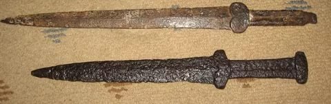 Если Дон - это скорее всего скифские курганы. Мечи скорее всего "акинаки" - традиционные для скифов. 30-40 см, обоюдоострый, размером как раз как большой нож но по форме меч.