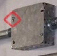 Монитор мелкий или с телефона? Отчетливо видны болты на коробках.