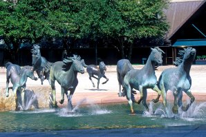 на фото  - только, фонтаны в виде брызг из под копыт! (а про шлюху в джакузи как то не понятно...)