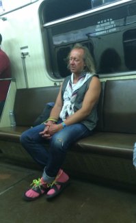 Добавлю свои пять копеек - видела буквально позавчера. Выглядит вполне прилично, чистенько - если бы не эти тапки...