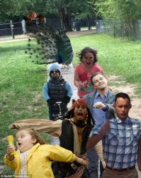 Убегающая от павлина девочка стала героиней фотожаб