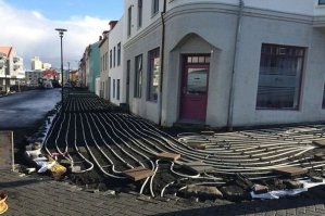 В городах Исландии дома отапливаются водой из геотермальных источников. Ею же отапливаются дороги и тротуары. В Рейкьявике трубы с природным кипятком проложены таким образом, что захватывают пространство городских улиц, в результате чего снег моментально тает, и дороги с тротуарами остаются чистыми. Трудно придумать более экологически чистый способ уборки снега.