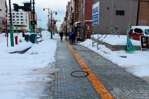 В городах Исландии дома отапливаются водой из геотермальных источников. Ею же отапливаются дороги и тротуары. В Рейкьявике трубы с природным кипятком проложены таким образом, что захватывают пространство городских улиц, в результате чего снег моментально тает, и дороги с тротуарами остаются чистыми. Трудно придумать более экологически чистый способ уборки снега.