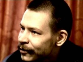 У нас, в Новокузнецке, тоже есть своё чудовище.

Следствием было установлено что с февраля по сентябрь 1996 годa Александр Спесивцев в собственной
квартире в Новокузнецке (Кемеровская область) насиловал, пытал, убивал женщин и детей, употреблял в
пищу их мясо. На его счету 19 доказанных жертв. Самым ужасным было то, что пожилая мать Спесивцева
сама заманивала жертв в квартиру сынка-людоеда (иногда в этом ей помогала и сестра маньяка
Надежда). Также Людмила Яковлевна варила своему сыну из мяса жертв суп и лепила пельмени, а кости
убитых скармливались домашнему любимцу Спесивцевых - собаке породы «водолаз». Останки жертв,
которые не годились в пищу, мать маньяка по ночам выносила из квартиры в ведрах и топила в
протекающей поблизости речке Аба.
 

Александр Спесивцев на допросе у следователя. Фото 1996 года.
 
 
Когда семейство Спесивцевых было арестовано, то страдающий тяжелой формой шизофрении Алескандр Спесивцев был признан невменяемым и помещен на принудительное лечение в специализированную психиатрическую лечебницу в Волгограде, где находится и поныне. Его мать, Людмила Яковлевна Спесивцева, была осуждена на 12 лет заключения в колонии общего режима за соучастие в трех эпизодах убийств и сокрытие следов престплений. Полностью отбыв срок Людмила Спесивцева вышла на свободу в 2008 году.
 
Следствию не удалось доказать соучастие в преступлениях старшей сестры маньяка (хотя все это время она проживала с братом и матерью в одной квартире), поэтому Надежда Спесивцева отделалась легким испугом и осталась на свободе. В настоящее время Людмила и Надежда Спесивцевы проживают в одном из поселков Кемеровской области.

Возможно, кое-какая инфа устарела, спорить не буду, источник: