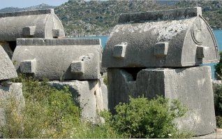 ...штапмовка в пластичной каменной массе, станочная, фрезерно-токарно-расточная(местами) обработка, пластичной каменной массы...следы распила дисковыми пилами, вмятины-вдавливания в *глыбах* как в пластилине и т.д. и т.п....