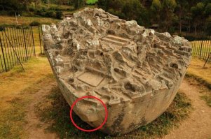 технология ни чем не отличающаяся от мегалитического литья, по всему миру...в кр.кружочке характерный *сосок* от такого литья...никто ничего не вытёсывал никакими медными зубилами и прочим археолого-историческим бредом....на лицо машинные технологии, с пластичной, *каменной* массой,с элементами *скульптурно-гончарного навыка*,  нагнетаемой в формы, под давлением, с последующей её обработкой, до её отвердевания....Вывод: - История Древнего Мира, по школьным учебникам - это истинный миф!...сказка....настоящая, древняя реальность иная!!!