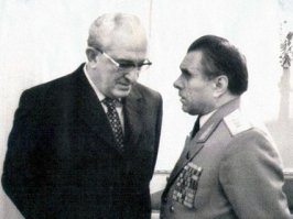 Покушение на Андропова,Уличив главу МВД в злоупотреблениях, Андропов снял его с должности. Николай Щелоков понимал, что простым увольнением он не отделается и, не дожидаясь сурового наказания, застрелился. Тогда его вдова, Светлана Щелокова, решила отомстить за мужа

вот что рассказала писательница Раиса Старостина: «в роковой вечер, 19 февраля 1983 года, Светлана Щелокова, положив в сумочку браунинг, дождалась генсека и пулей влетела в лифт вслед за ним. Даже охрана растерялась. Тем более что Андропов, пристально посмотрев в глаза Щелоковой, промолчал и нажал кнопку своего этажа. Как только лифт начал подниматься, раздались выстрелы»

Щелокова по образованию была медиком, - подчеркивает Старостина, - заведовала больницей. Она прекрасно знала о больной почке Юрия Владимировича и целилась именно в нее.

После того как лифт остановился на шестом этаже, Андропов дополз до своей двери и вызвал охрану. А Светлана Щелокова поднялась к себе в квартиру и пустила пулю в висок из того же браунинга.