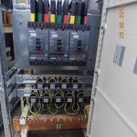 Чёт мне сдаётся это не функциональная сборка а какая-то арт-инсталляция.
Три одинаковых блока с вентиляционными прорезями сверху. 
Узкие, не ИБП. Не шкафы, ибо нет дверок, петель, замков. Частотники?
К ним не проложены питающие линии, разве только в полу?
Никогда не видел шкафов, у которых питание подводится снизу, а к потребителям вышло сверху. Или сверху-вверх, или снизу-вниз.
Далее, от распределительной коробки левого "шкафа" я насчитал 14 отводков: 11 сверху и 3 снизу. центрального - 10 сверху. Плюс две трубы между коробками, но сверху их нет. Идут куда-то вниз, т.е. туда, откуда, по сути, должно приходить питание.
Из правой коробки - 7 отводков, причём сама коробка почему-то вчетверо меньше, а питающая её линия - всего вдвое меньше, чем у соседей (одна труба вместо двух).
Затем на части отводков мы видим последовательно навешанные протяжные коробки.
Интересно, зачем? Коробки не распределительные (или, в просторечии, распаячные), у них нет сальниковых вводов кроме тех, по которым питание приходит и уходит. Зачем их тогда городить? Как в таком замкнутом пространстве взять с них питание, они же нагромождены одна на другую?
Такое впечатление, что это типа инсталляции к выставке, но городил её художник не пригласив инженера))
Вот, с другой стороны, вполне феншуйно расключенный ГРЩ - фазные концы размаркированы, на всём оборудовании бирки (не хватает только бирок на самих кабелях: откуда пришёл луч, марка кабеля, количество и сечение жил, длина). Да ещё хвостик заземления дверки должен быть выполнен из плетёнки, а не проводом.