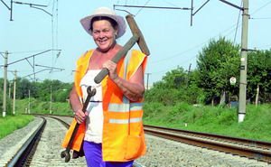 вот она бы им мост рас*уярила, не то что эти девчушки с видео