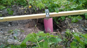 Нуууу,автор,я надеюсь у тебя климат норм.Что ж ты дерево в землю закопал то?Я вот в Норвегии живу южной, дожди круглый год,у нас только в цемент сваи.Я вот тут строила беседку для барбекю, все зацементировала в  старые пластиковые трубы, иначе труба, тут все гниёт на раз два три.