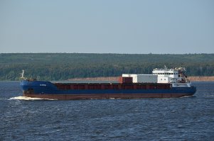 Суна -река в Карелии. Сам корабль, первначально принадлежал Беломоро -онежскому параходству. Параходство умерло, но десятки его судов еще работают и как видно с прежними именами.