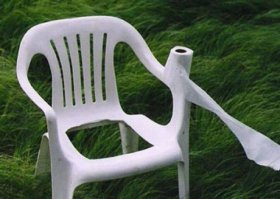 Стул для пожилых людей или инвалидов, которых родственники или сиделки не могут каждый раз таскать до туалета, хотя с кровати посадить на стул могут (поскольку потихоньку встать с поддержкой эти больные еще в состоянии). Снизу подставляется ведро. У нас для этого в табуретке или деревянном стуле самостоятельно выпиливается дырка, а тут сделали уже готовый стул. Если не дошло еще совсем для подгузников для взрослых, что человек вообще не контролирует свои позывы, это он в состоянии делать сам произвольно, ему просто тяжело передвигаться по квартире. Я видела такое в детстве, когда еще была жива моя прабабушка, и еще в одном доме, где была тоже полулежачая бабушка.