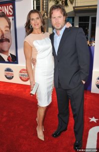 почему если она ниже его на 3 см. то на не низких каблуках, она всё-равно ниже его?