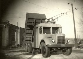 Поправочка. Фраза "в далеком 1954 году конструкторы завода МАЗ в России" не корректна. На кузове и номере не просто так надпись "ХТТУ проба" - это Харьковское трамв.-тролл. управление:
Первым экземпляром стал построенный в 1952 году ЯАЗ-210Е. Как следует из названия троллейвоз базировался на шасси грузовика ЯАЗ-210. Машина была построена ХТТУ при поддержке Института горного дела АН УССР и треста «Союзнеруд» для нужд рудоуправлений. До серийного производства дела не дошло.
Зато следующая машина была вполне серийной, хотя и выпускалась в очень не больших количествах. МАЗ-525 ХТТУ был создан усилиями все тех же ХТТУ, Института горного дела АН УССР, «Союзнеруд». Цель создания этого не маленького троллейвоза - получить более экономичный транспорт для угольных разрезов. МАЗ-525 ходил на танковом дизеле, со всеми утекающими последствиями в виде расхода топлива и низкого ресурса. Замена дизеля на два электродвигателя ДК-202 общей мощностью 172 кВт (230 л.с.) позволила снизить цену тонна-километра на 39 процентов, повысить производительность на 76 процентов. Однако имелись и проблемы при эксплуатации. Контактная сеть мешала при погрузке и выгрузке самосвала. Проблему до конца решить не удалось. Вскоре в СССР открыли месторождения нефти в Сибири и топливо экономить перестали. БелАЗ построил еще несколько опытных машин, но в серию они не пошли.