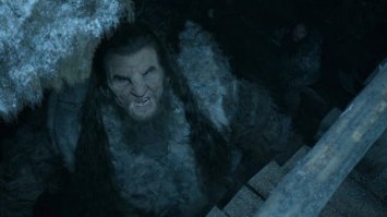 я ваще поначалу думал что нисон великана играет