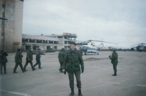 Не могу соотнести себя с тем прапорщиком, что на фото, но все же.....  Грозный, 1995 год.
