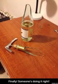 В студенчестве в кафешку пришли "со своим". Один товарищ пытался открыть без штопора, но неудачно. Передавал бутылку под столом мне и уронил на пол. Примерно такой уголок откололся, но на горлышке и маленький. Ровно по размеру, чтобы пробку вынуть вбок.