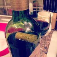 чего в этом фатального? частенько так делаем, когда нет штопора под рукой. это Россия, детка