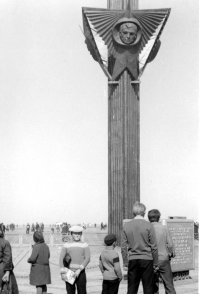 недалеко от поселка Шалгинский, что в Казахстане, на месте приземления установлен обелиск в память о погибших космонавтах. совсем мелким был там. хорошо его помню. вечная память.