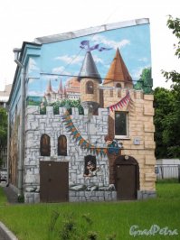 нет пророка в своем отечестве! Посмотрите, как расписан детский сад на Промышленной улице в Питере. И никуда ехать не надо (для питерцев)